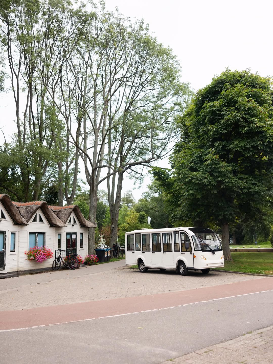 Het Beatrixpark met de villa