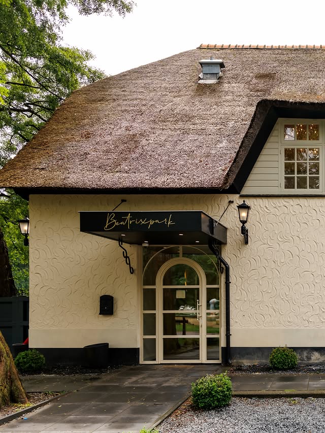 De villa met rieten kap in het Beatrixpark