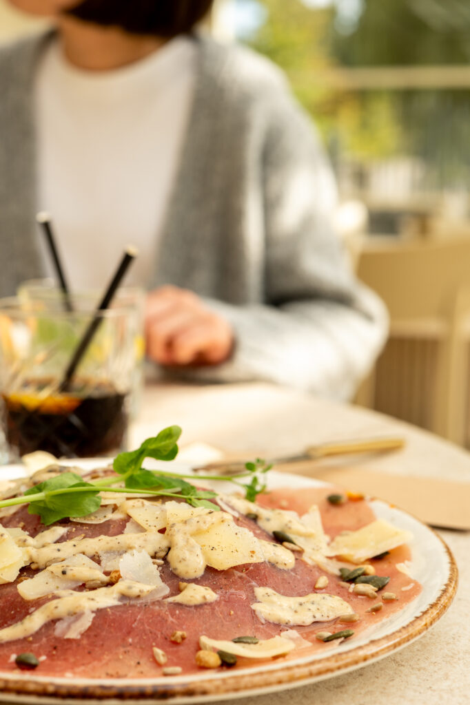 Lunchgerecht met verse salade