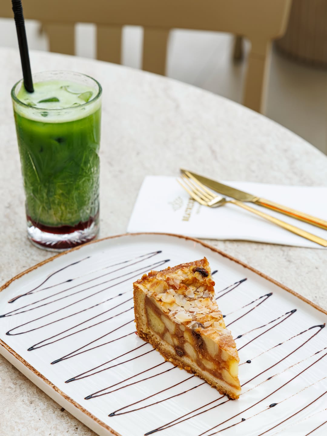 Iced matcha en appeltaart op het terras