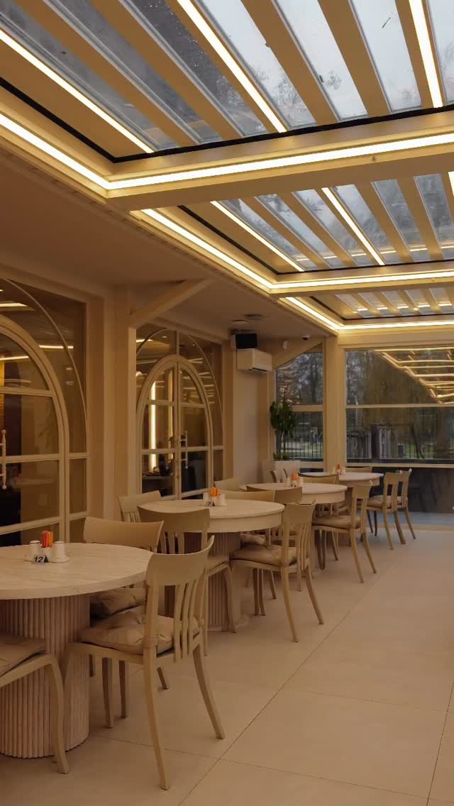 Sfeervol gedekte zaal bij avond