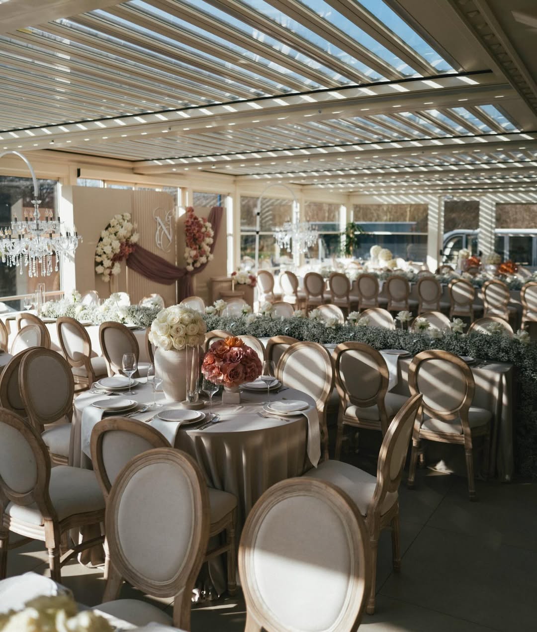 Gedekte tafels met kroonluchters