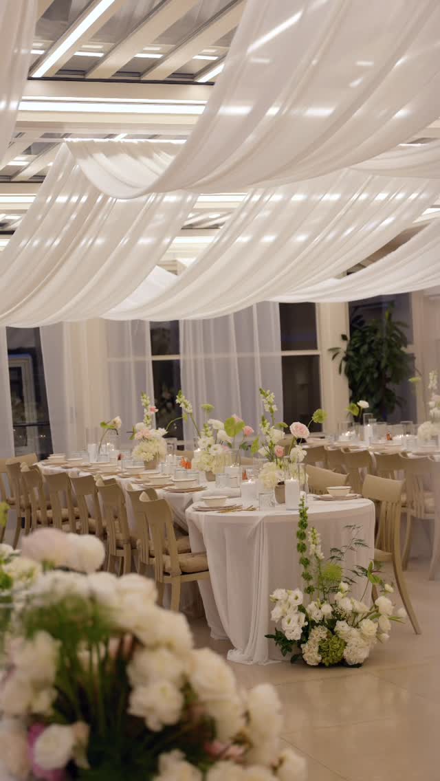 Feestelijk gedekte zaal met draperie