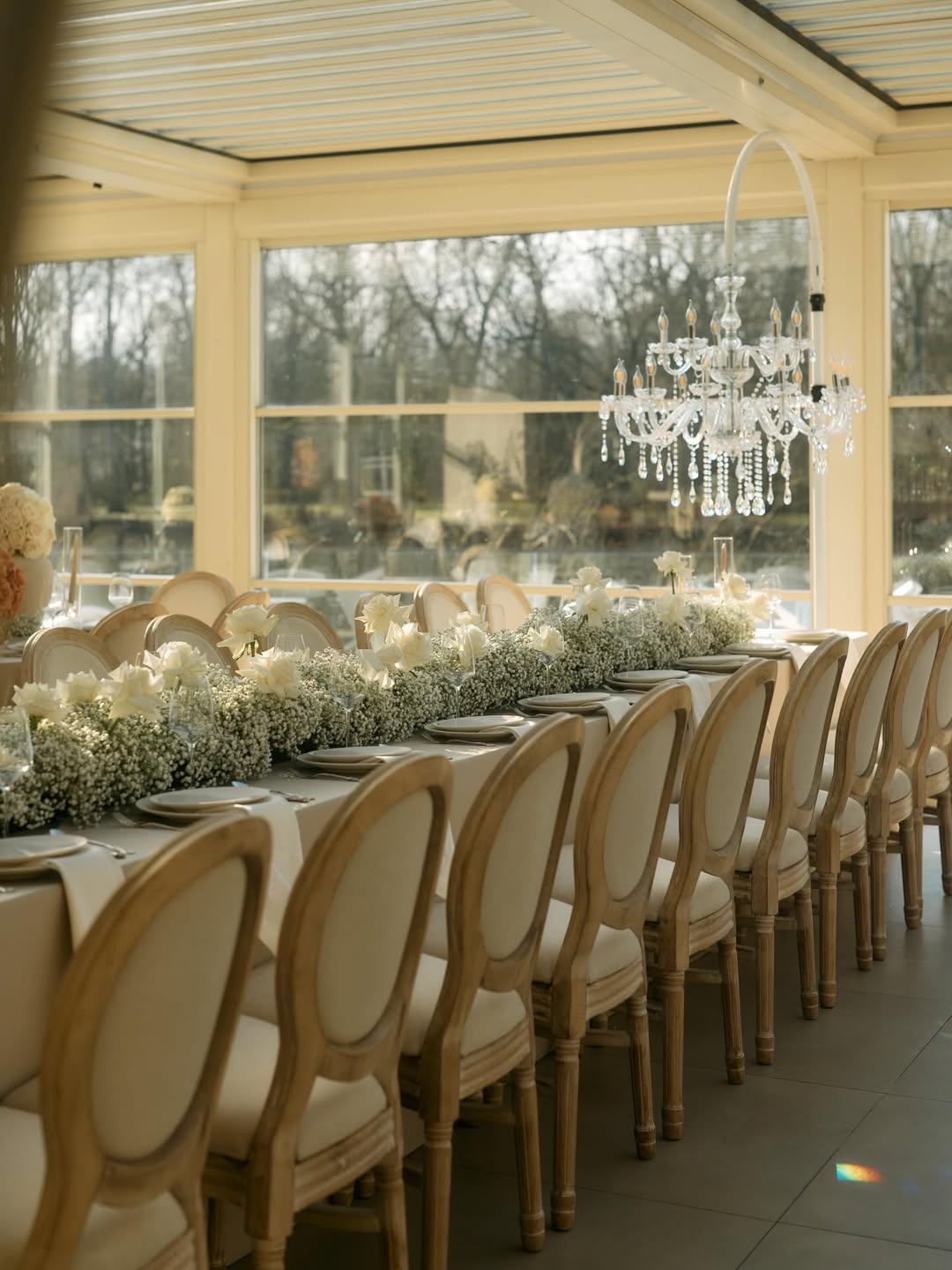 Lange tafel met kroonluchters