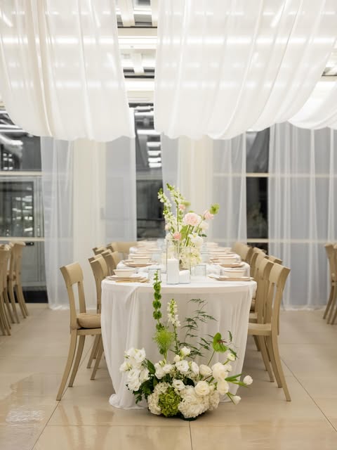 Witte styling met bloemen