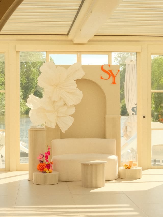 Feestelijke styling met bloemdecor