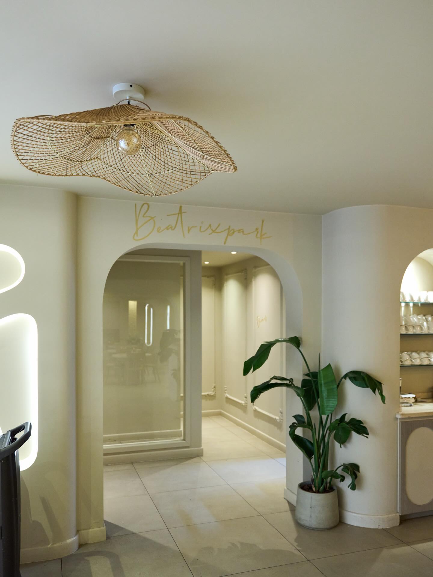 Interieur met rotan lamp