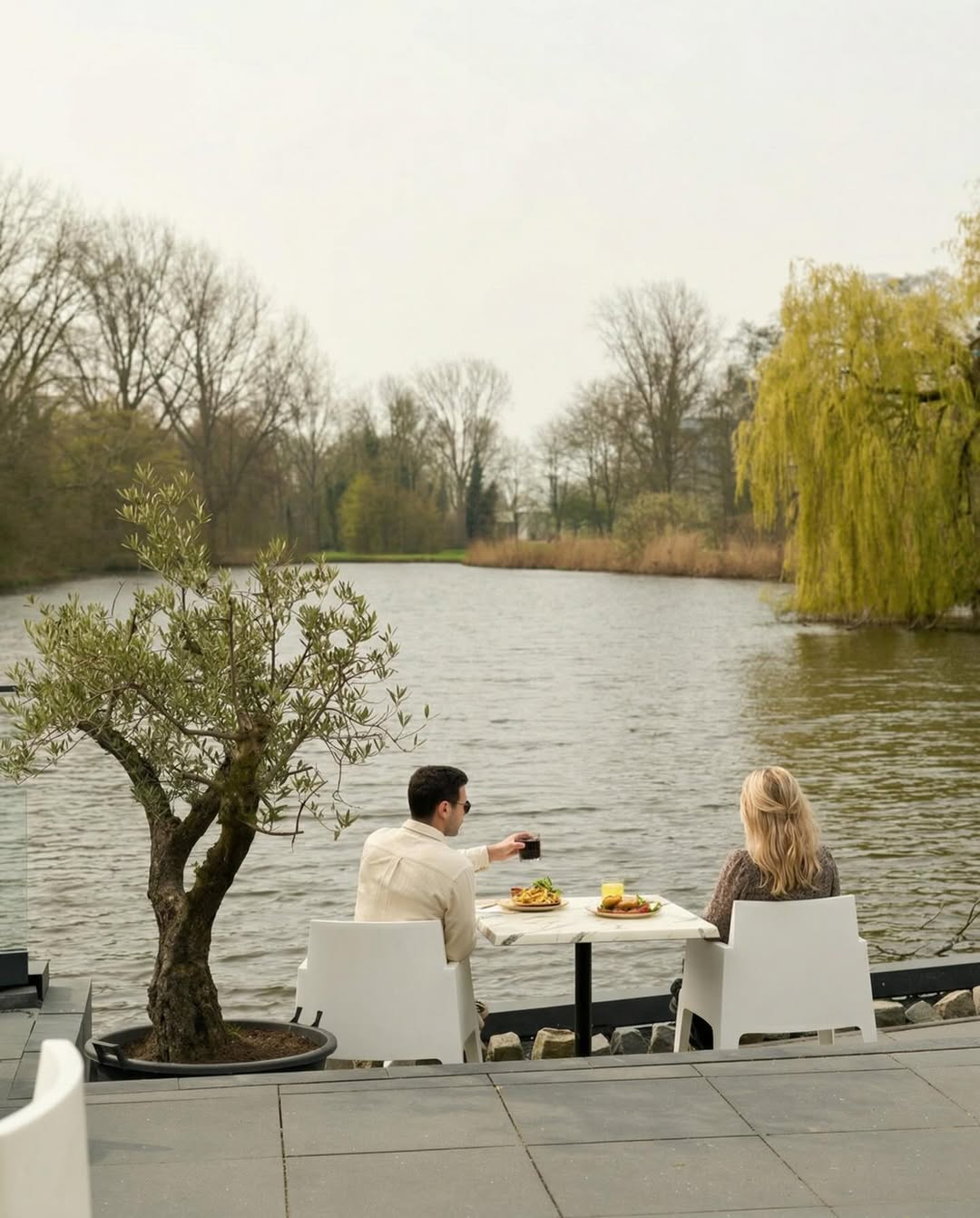 Terras aan het water